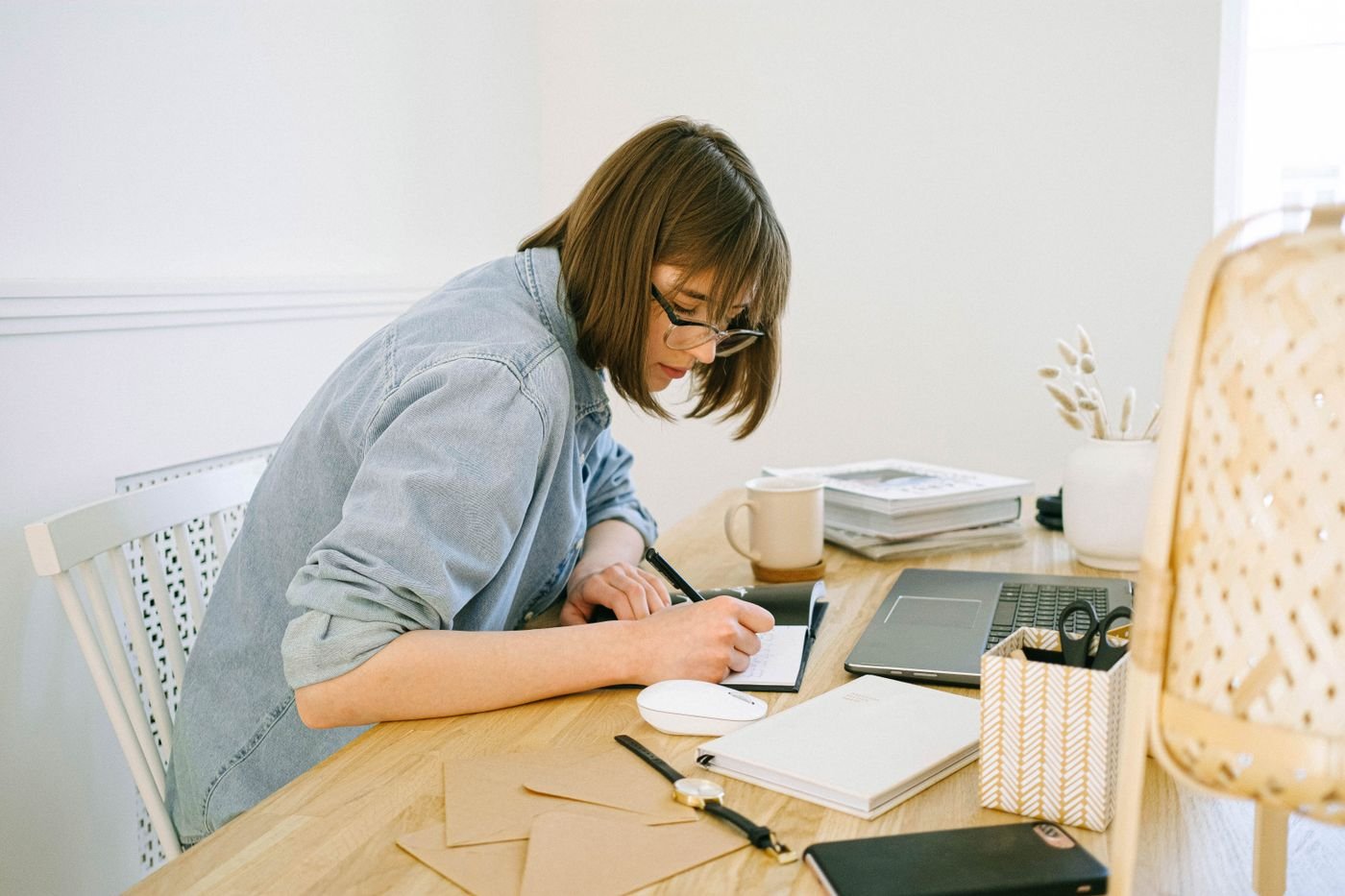 Mujer dedicando un momento tranquilo a escribir en su cuaderno